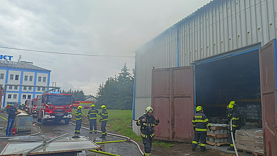 V areálu porcelánky v K. Varech hořelo ve skladu, nikdo nebyl zranÄn