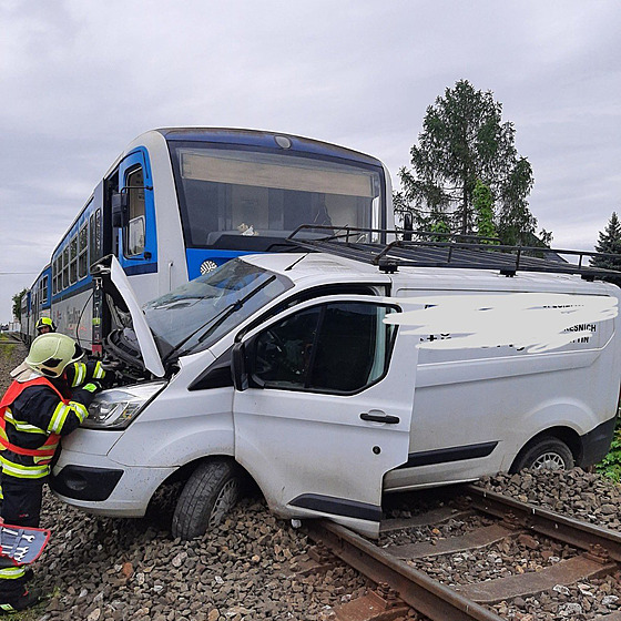 V TurnovÄ na přejezdu se střetl vlak s autem, zranÄn­ utrpÄl řidiÄ vozu