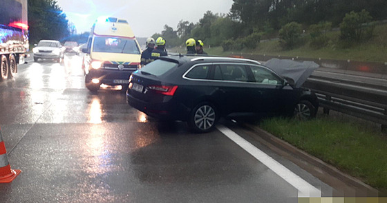 Kv�li nep�íznivému po�así bourala na D7 t�i auta. (7. kv�tna 2024)