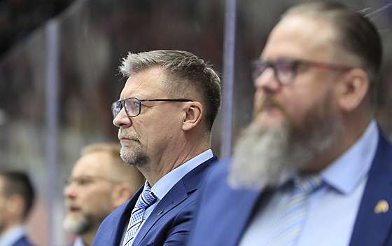 Finský trenér Jukka Jalonen sleduje zápas s eskem.
