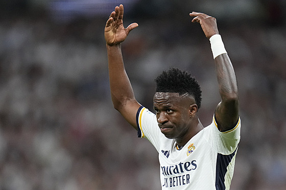 Vinícius Jr. z Realu hecuje domácí fanou�ky p�i utkání s Bayernem.