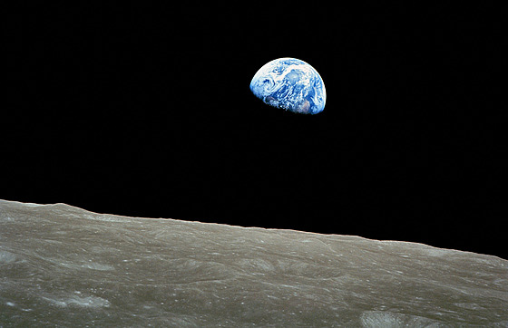 Jednu z nejslavn�j�ích fotografií historie Earthrise po�ídil �len posádky mise...