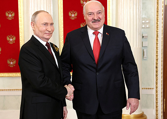Tradiní vojenské pehlídky v Moskv se zúastnil i bloruský prezident...