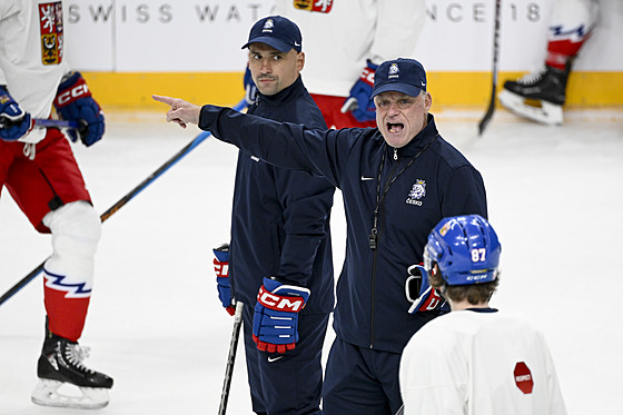 Trenér Radim Rulík udílí pokyny hrá��m, za ním asistent Tomá� Plekanec.