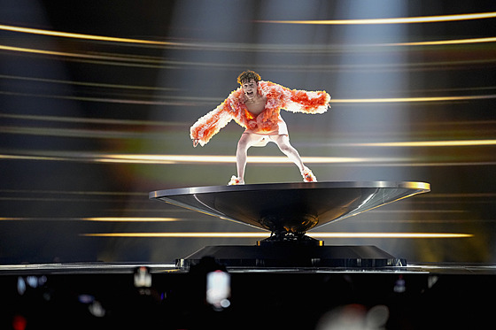 Zp�vák Nemo na druhém semifinále Eurovize 2024