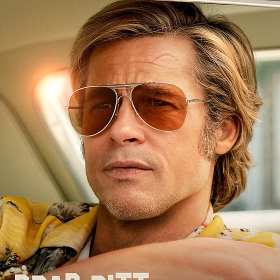 V Tenkrát v Hollywoodu hraje kaskadéra Brad Pitt.