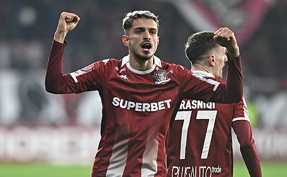 Kosovský úto�ník Albion Rrahmani z Rapidu Bukure�� se raduje z branky v...
