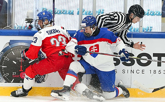 eský hokejista Petr Sikora (vlevo) ve tvrtfinálovém duelu se Slovenskem,