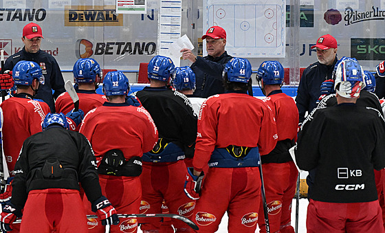 Trenér Radim Rulík vede trénink �eské hokejové reprezentace v Brn�.