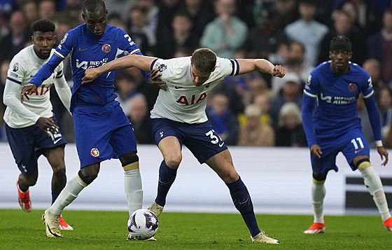 Micky van de Ven (vpravo) z Tottenhamu v souboji s Nicolasem Jacksonem z...