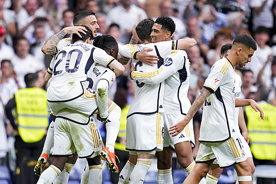 Radost fotbalist Realu Madrid po jednom z gól do sít Cádizu.