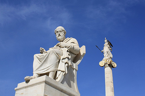 Socha slavného antického filozofa Platóna ped Athénskou akademií, v pozadí...