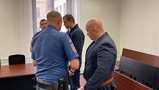 Expolicista Antonín Fejtl (v pozadí) a David Czarkowski u Krajského soudu v...
