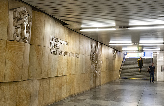 Reliéf z roku 1978 ve vestibulu stanice metra Hradanská obsahuje nápis...