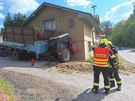 Na Semilsku se traktor při nehodÄ proboural do domu, př­Äinu šetř­ policie