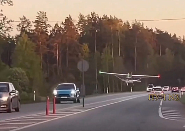 VIDEO: Letadlo v Lotyšsku nouzově přistálo na silnici za plného provozu