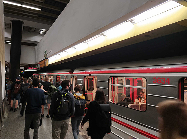 Ven ze souprav! Pražské metro ve špičce ochromila závada i pád do kolejiště