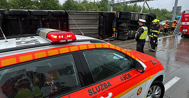 Na Pražském okruhu se převrátil náklaďák, přes svodidla omezoval oba směry