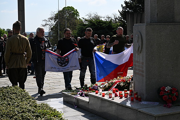 Prokremelští motorkáři přijeli na hřbitov do Brna, chtějí až do Berlína