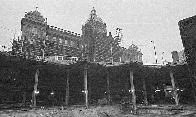 Jedno obří staveniště. Podívejte se, jak komunisté kvůli stavbě metra rozvrtali půlku Prahy