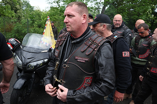 Putin je vrah, vítal protest motorkáře u hrobů sovětských vojáků v Praze