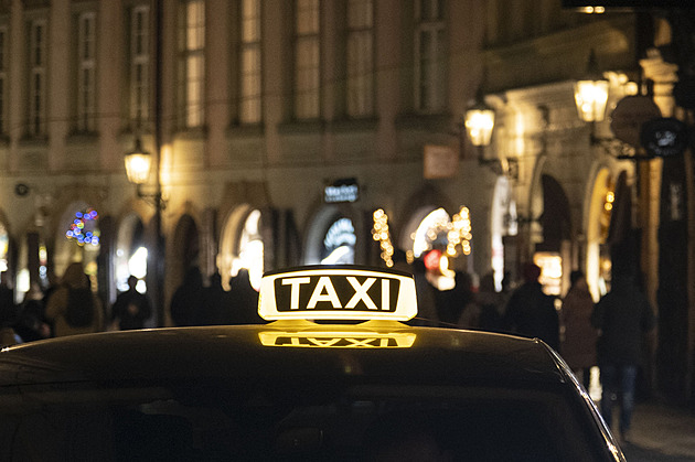 Stát zapojí taxíky do veřejné dopravy. Poptávkový systém má ušetřit náklady