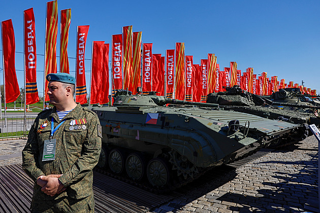 Moskva se chlubí kořistí z Ukrajiny: Abramsy, Leopardy i českým BVP