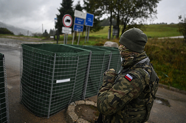 Polské vojáky odvedli v poutech. Vystřelili varovné výstřely před migranty
