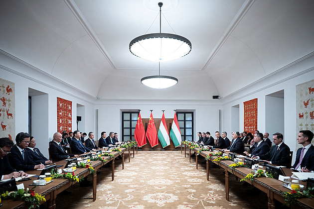 Čínská „zadní vrátka“ v EU a začátek „zlaté cesty“. Co ukázalo setkání Si Ťin-pchinga s Orbánem v Maďarsku