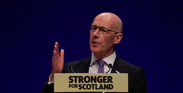 Novým premiérem Skotska bude veterán Swinney, všichni soupeři odstoupili
