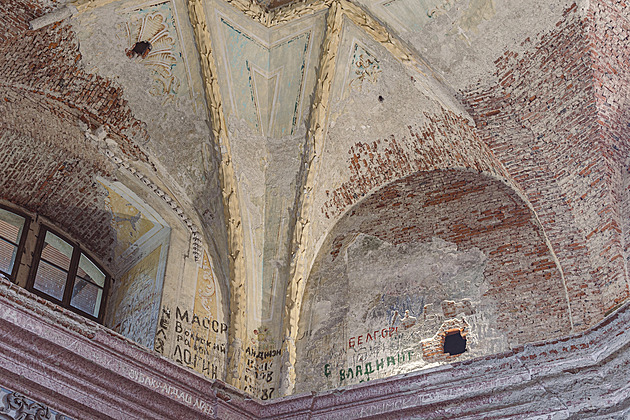 Zachovat vandalské nápisy Sovětů? Na Libavé řeší, zda má kostel zůstat mementem