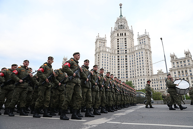 Ruská armáda pořádá na Rudém náměstí tradiční vojenskou přehlídku