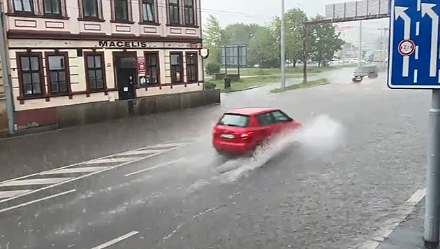 Přes Česko jdou bouřky s krupobitím. Zaplavené ulice, desítky výjezdů hasičů