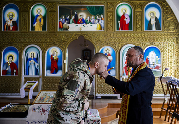 Bohoslužba před bitvou. Ukrajinští kaplani kážou, i válčí s puškou v ruce