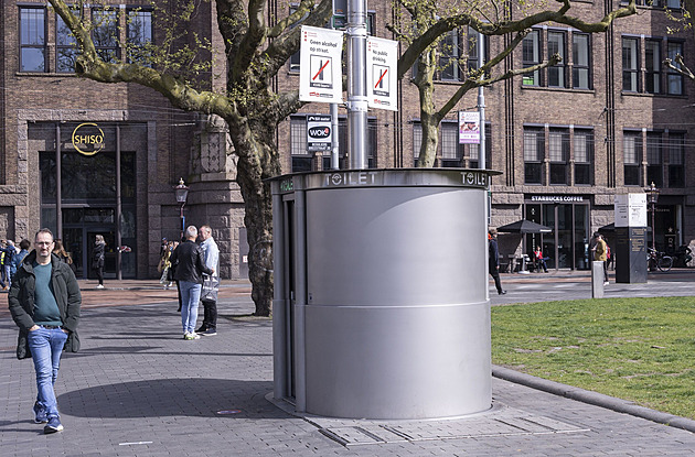 Amsterdam bojuje proti nerovnosti v močení. Vyčlení miliony na veřejné záchodky