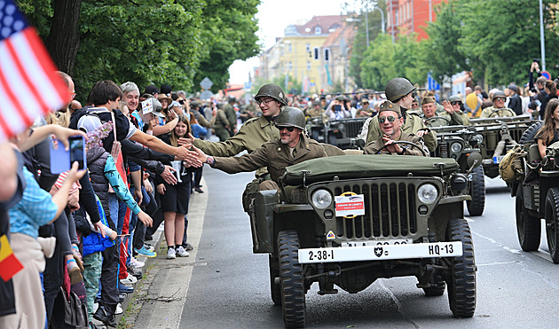 Souástí Slavností svobody v Plzni byl tradiní konvoj historických vojenských...