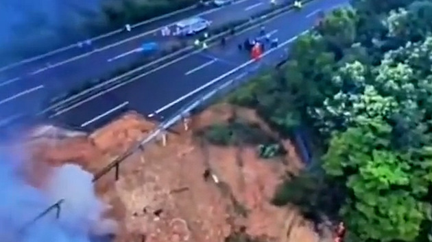 VIDEO: V jižní Číně se propadla dálnice, o život přišlo nejméně 24 lidí