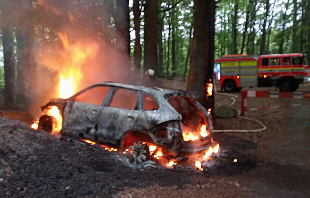 V lese shořelo porsche. Řidič pod vlivem drog zabloudil, vůz chytl od jiskry