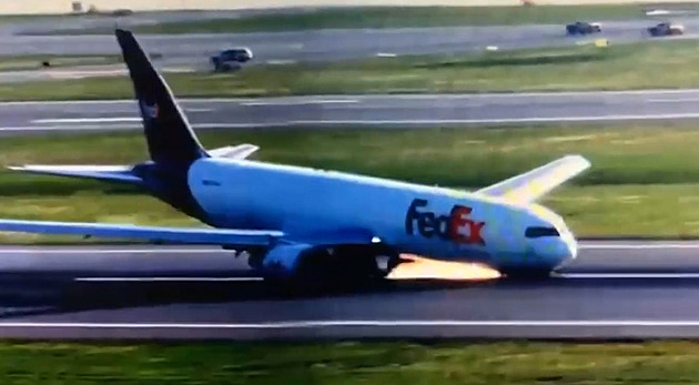 VIDEO: Jiskry a dým. Boeing s poruchou podvozku dosedl v Istanbulu na „čumák“