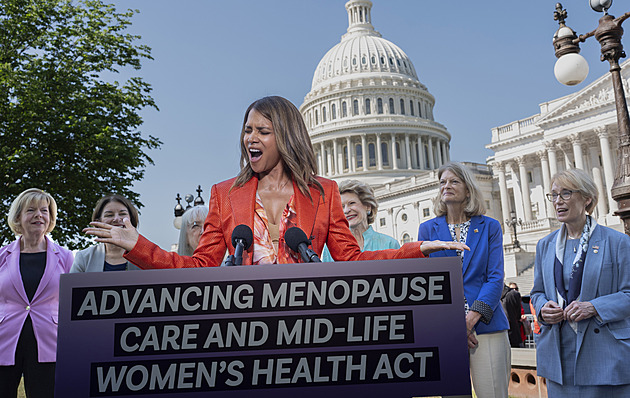 O menopauze musíme mluvit, burácela herečka Halle Berry před Kapitolem