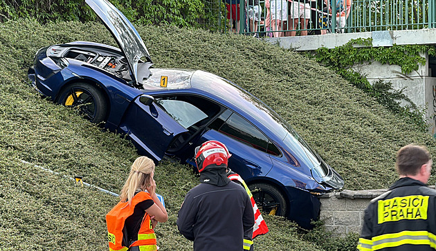 Řidič Porsche srazil ve Vysočanech ženu s kočárkem, ta utrpěla vážná zranění