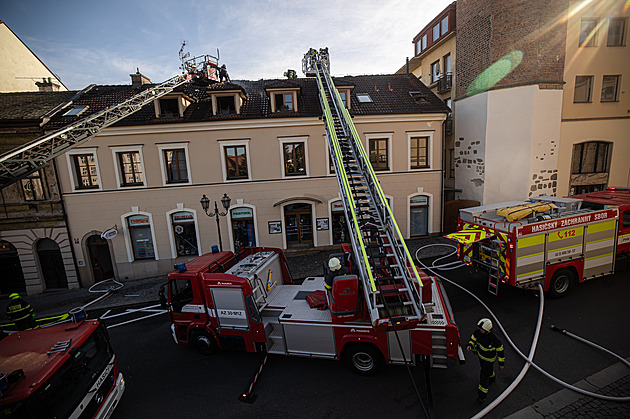 V centru Hradce hořelo podkroví domu, obyvatelé bytů se vrátit nemohou