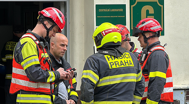 Ve vinohradské nemocnici hořely baterie, deset zaměstnanců se evakuovalo