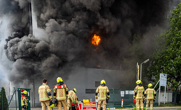 V Berlíně hoří výrobní hala firmy produkující zbraně poskytnuté Ukrajině