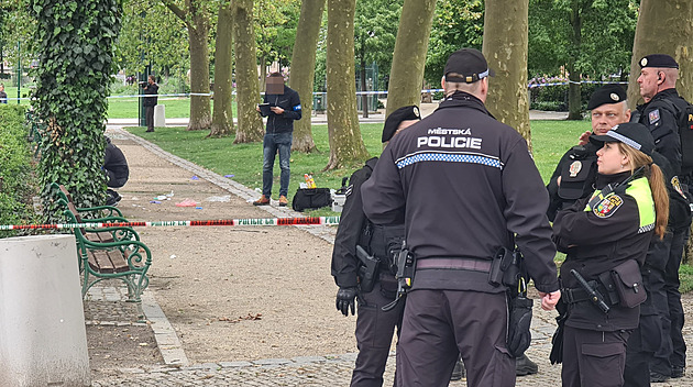 Žena, která ležela pobodaná na lavičce, zemřela. Policie zadržela jejího partnera