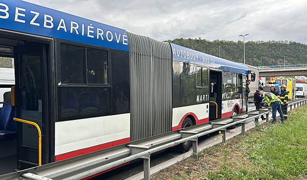 Provoz na Strakonické ulici omezuje nehoda autobusu a auta, na místě jsou zranění