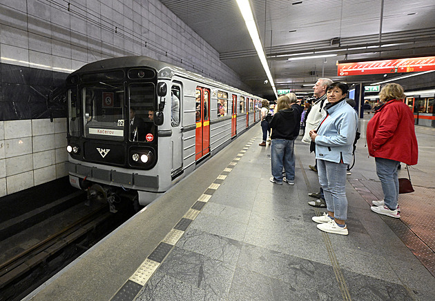 Metro si připomnělo 50 let od spuštění, z Kačerova vyjela historická souprava