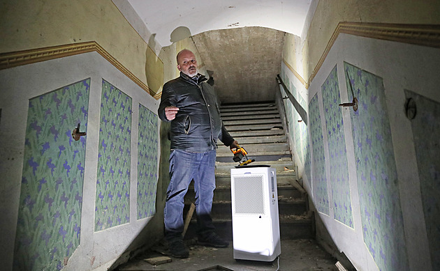 Unikátní objev, stavaři odkryli pod Bredou neporušené stoleté schodiště