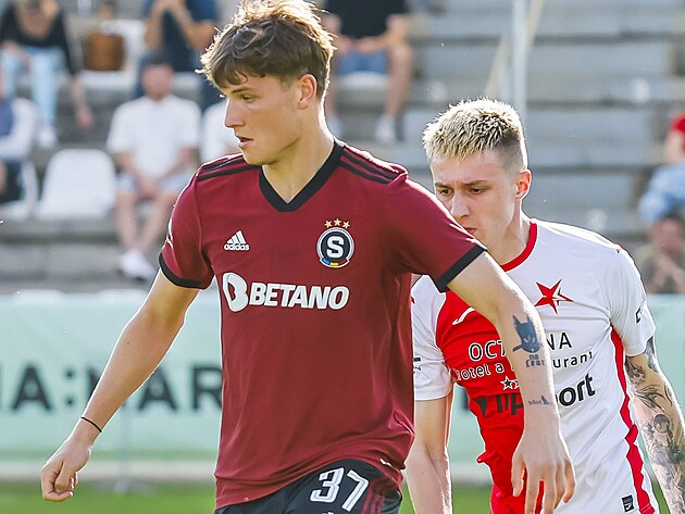 Roman Hor&aacute;k ze Sparty B si kryje m&iacute;č před protihr&aacute;čem z Kroměř&iacute;že v utk&aacute;n&iacute;...