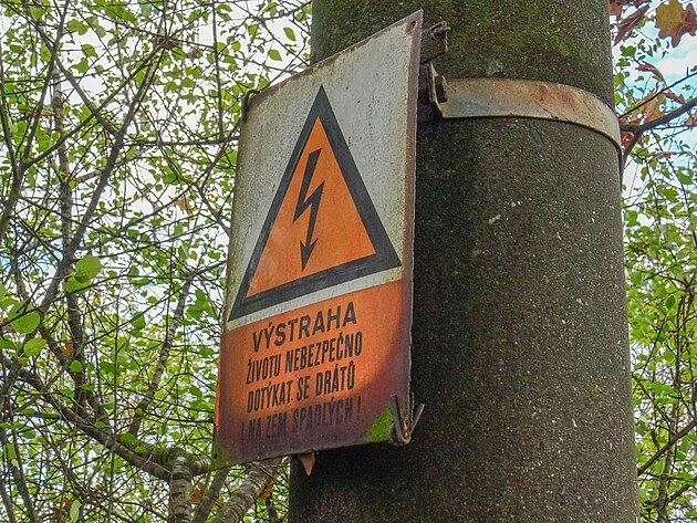 Vle�ka do mraz�ren byla elektrifikov�na. Po zastaven� provozu z�staly sloupy...